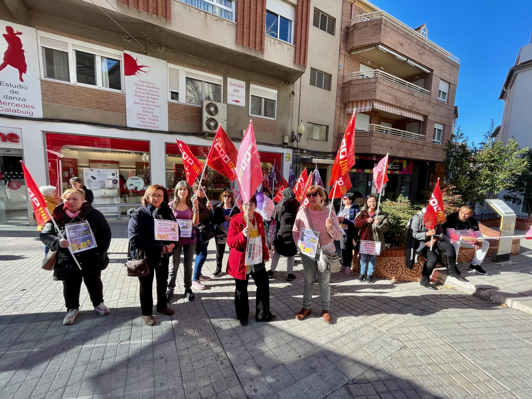 Las trabajadoras de Limpiezas Córdoba se concentran para reclamar