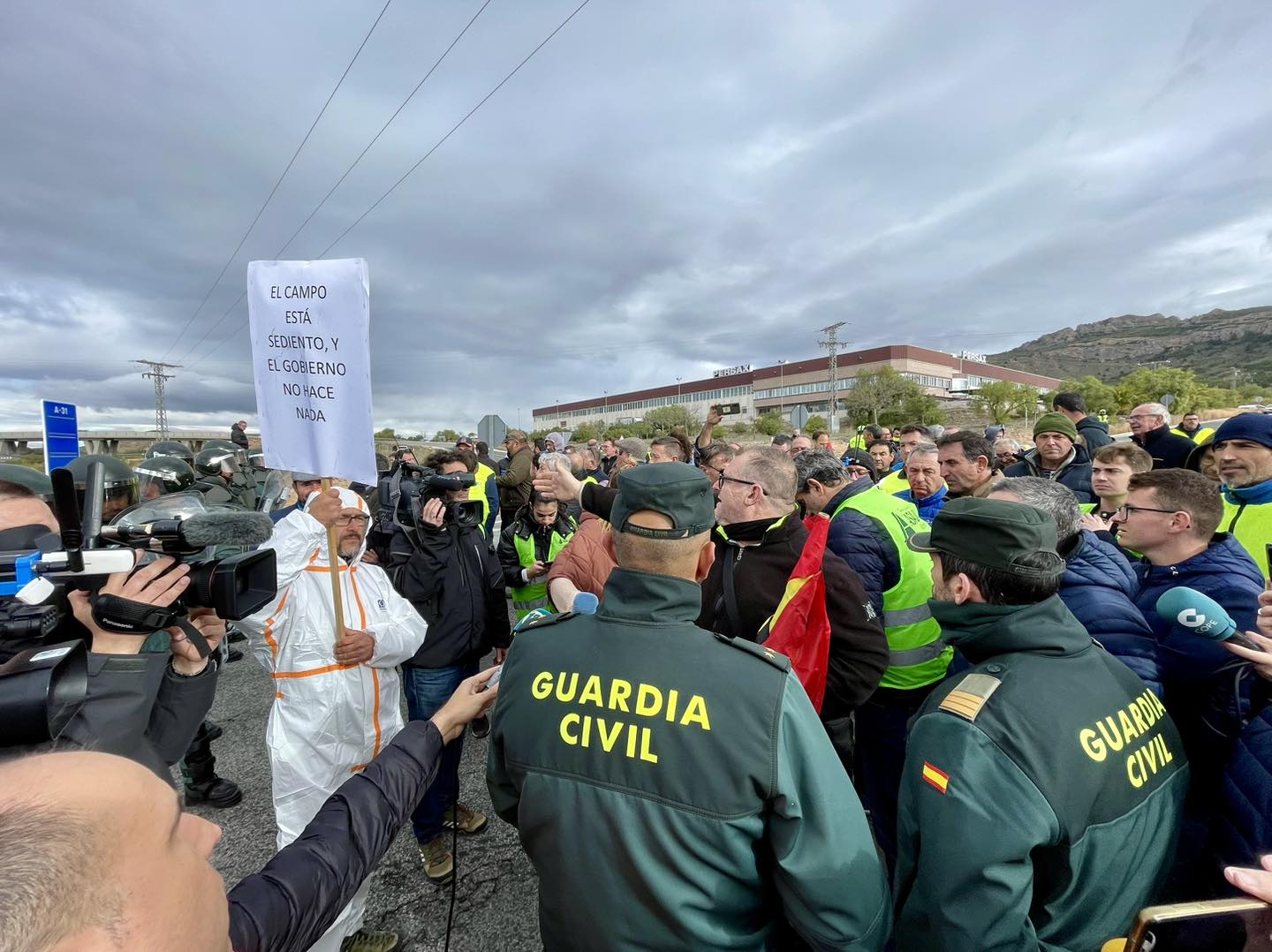 La Guardia Civil Impide A Los Tractoristas Cortar La Autov A El