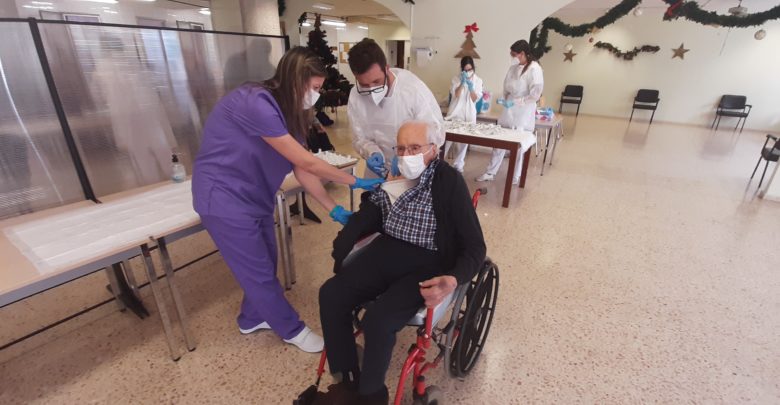 José Alberto Borrego Rodríguez, de 100 años, primer residente del Hogar Provincial que recibe la vacuna