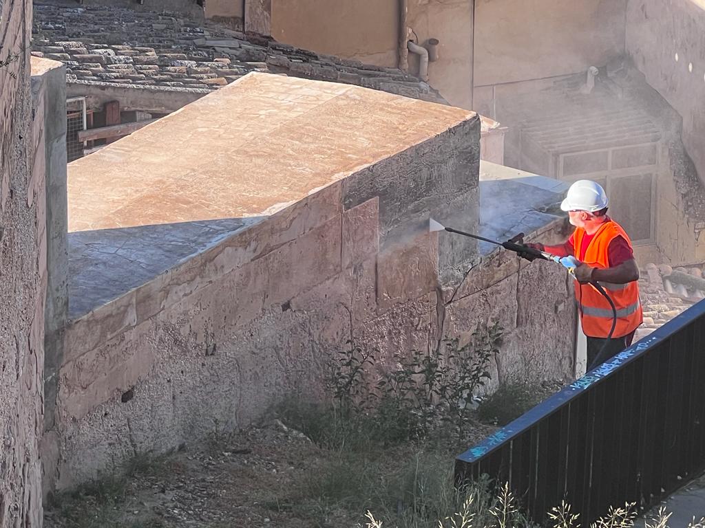 El Ayuntamiento emplea un novedoso sistema de limpieza con vapor para  eliminar los grafitis - El Periódico de Villena