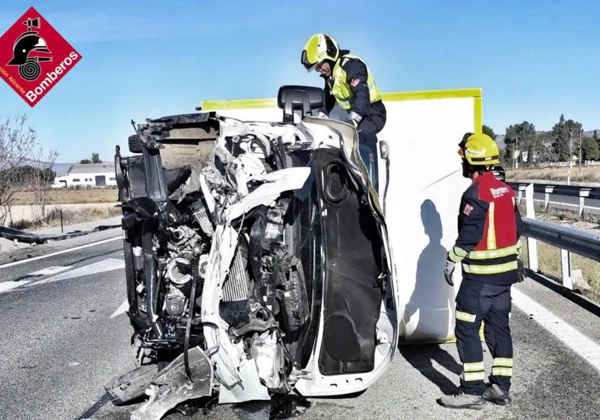 El Vuelco De Un Camión Tras Chocar Con Un Coche Deja Dos Heridos En ...