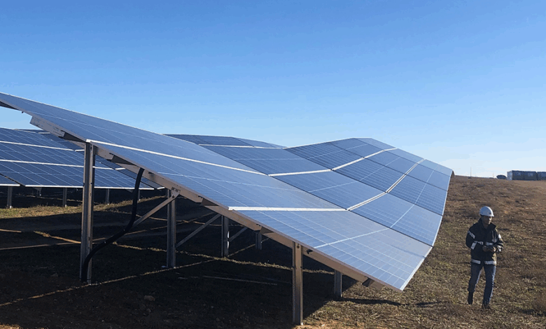 Paneles solares en entorno rural