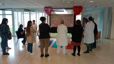 Profesionales sanitarios enseñan técnicas de reanimación cardiopulmonar en el Centro Integrado de Villena durante el Día Mundial de la RCP.