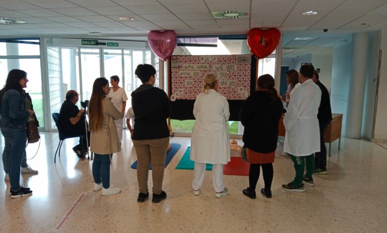 Profesionales sanitarios enseñan técnicas de reanimación cardiopulmonar en el Centro Integrado de Villena durante el Día Mundial de la RCP.