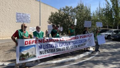 Ciudadanos concentrados frente al Centro de Especialidades de Villena en defensa de la sanidad pública.