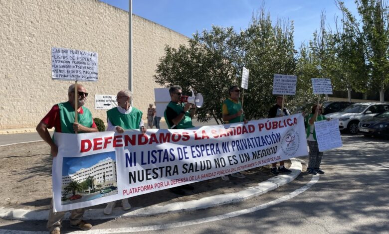 Ciudadanos concentrados frente al Centro de Especialidades de Villena en defensa de la sanidad pública.