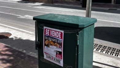 Villena sanciona a los responsables de colocar pasquines publicitarios en el mobiliario urbano