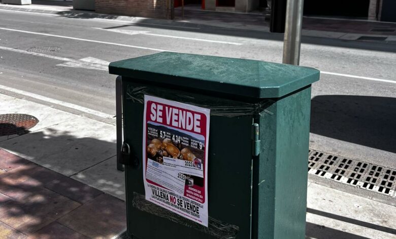 Villena sanciona a los responsables de colocar pasquines publicitarios en el mobiliario urbano