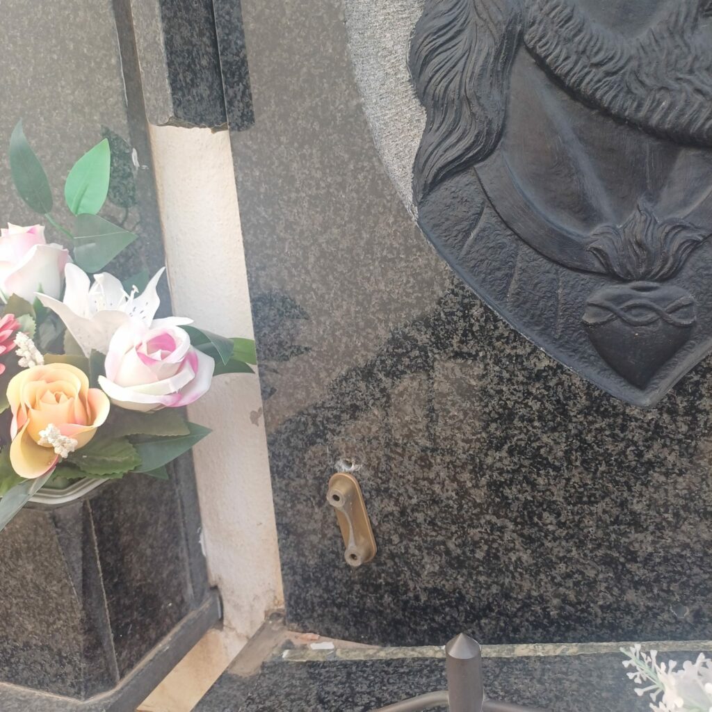 Lápidas dañadas en el cementerio municipal de Villena tras varios robos de piezas metálicas.