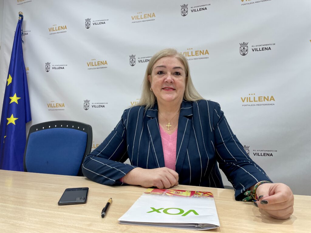 Ana María Cerdán, concejal de Vox en Villena, en rueda de prensa